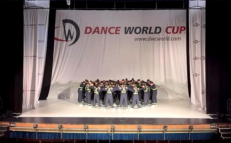 רקדניות הסטודיו על במת Dance World Cup