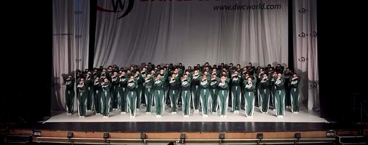 להקת הסטודיו בתלבושות ירוקות על במת Dance World Cup