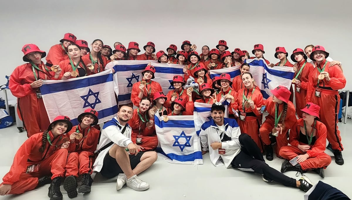 המשלחת עם דגלי ישראל ומדליות אחרי המקום השלישי ב-Respect M.E